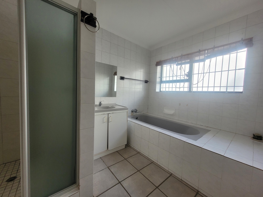 To Let 4 Bedroom Property for Rent in Wavecrest Eastern Cape